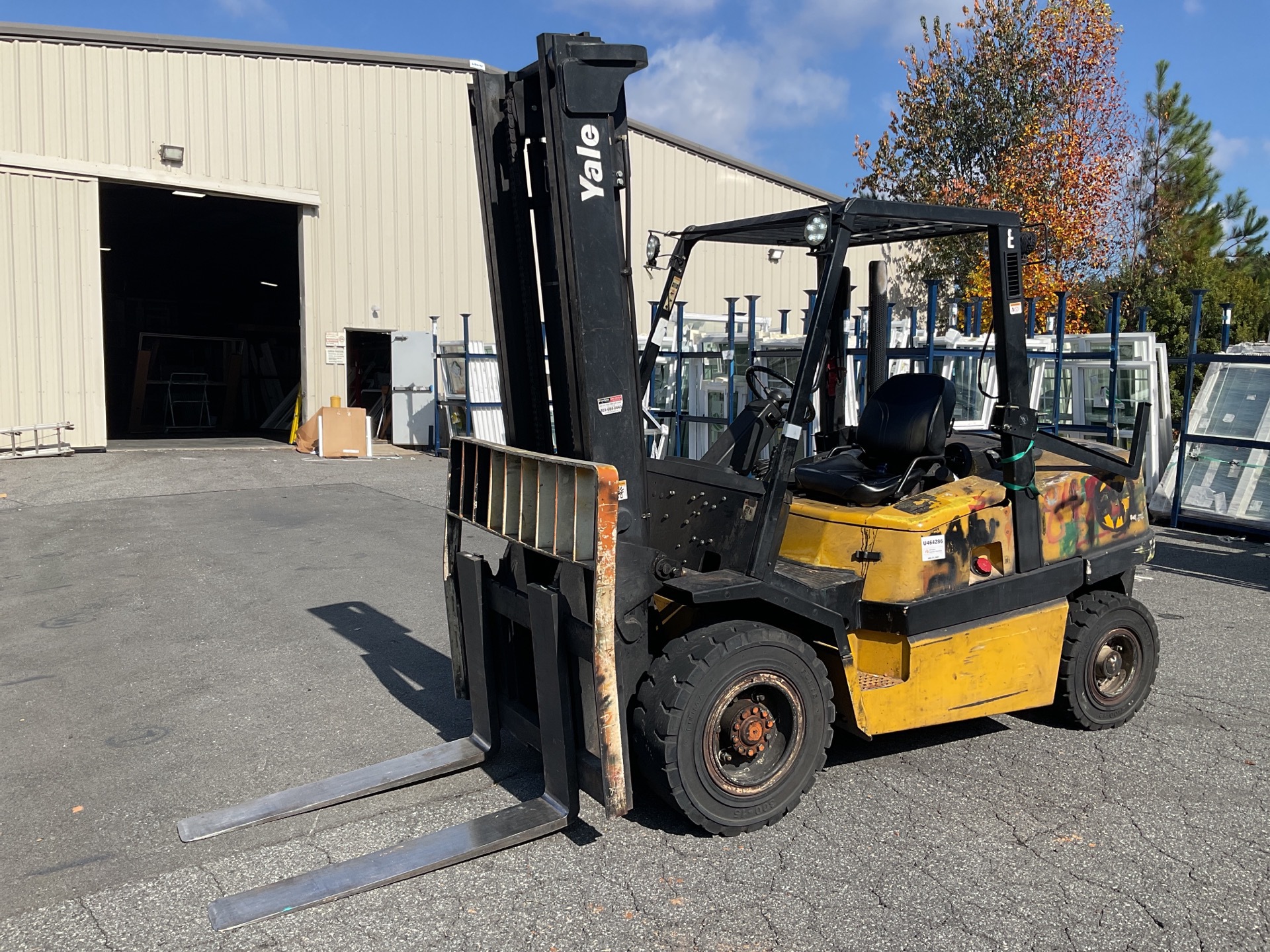 Yale GDP100MJNPBV110 9500 lb Pneumatic Tire Forklift