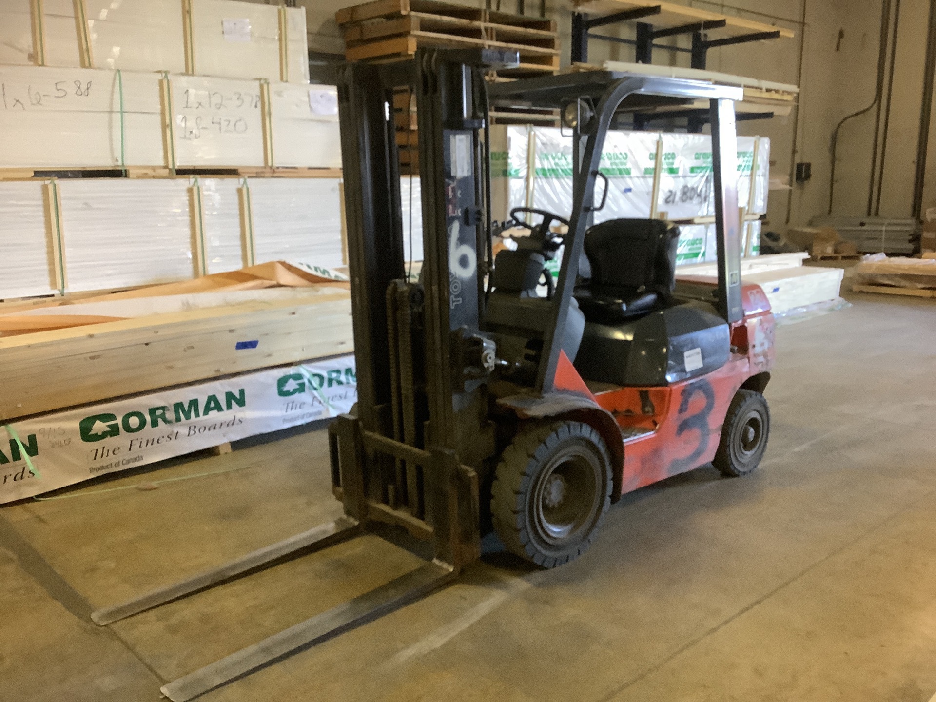 Toyota 7FGU25 4850 lb Pneumatic Tire Forklift